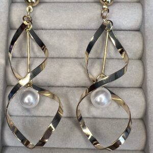 Brinco Longo Espiral Dourado com Pérola